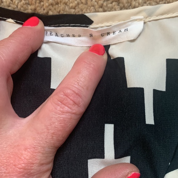 Peaches n’ Cream silk like houndstooth dress. Size Small - Picture 3 of 3